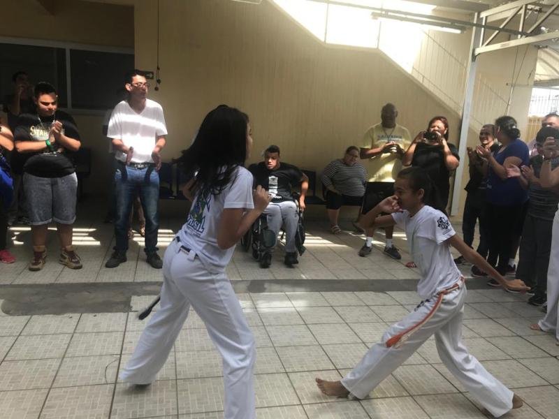 Alunos do CCO participam de aula de capoeira