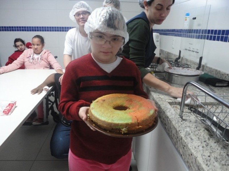 Alunos do 5º ano produzem bolo para os pais