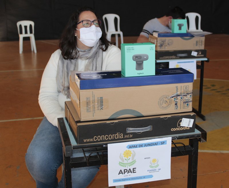 Jundiaí recebe kit de computador da Feapaes-SP